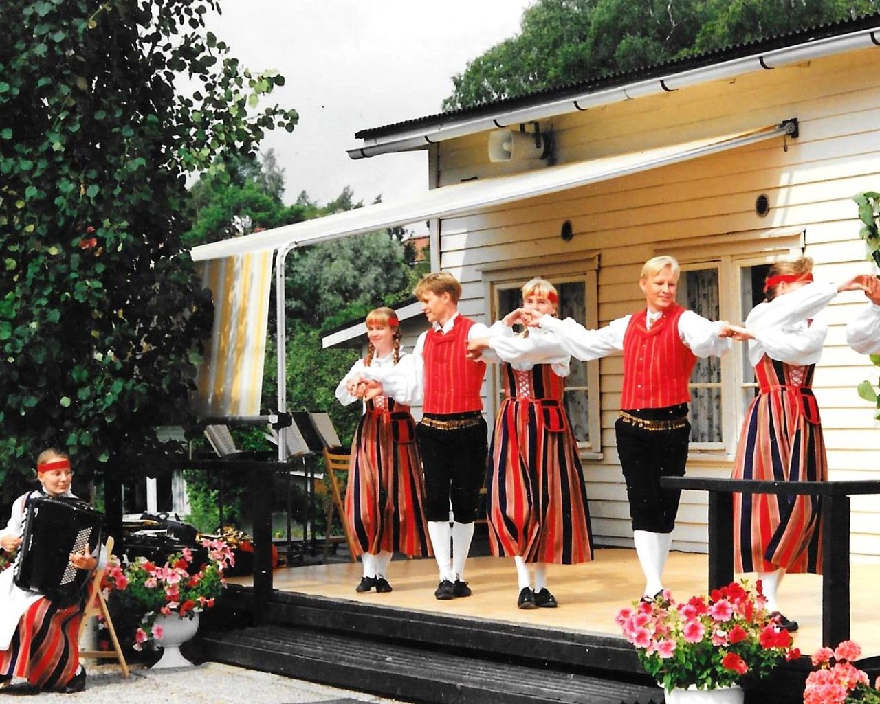 1997 Tanhuryhmä esiintyy 70-vuotisjuhlissa