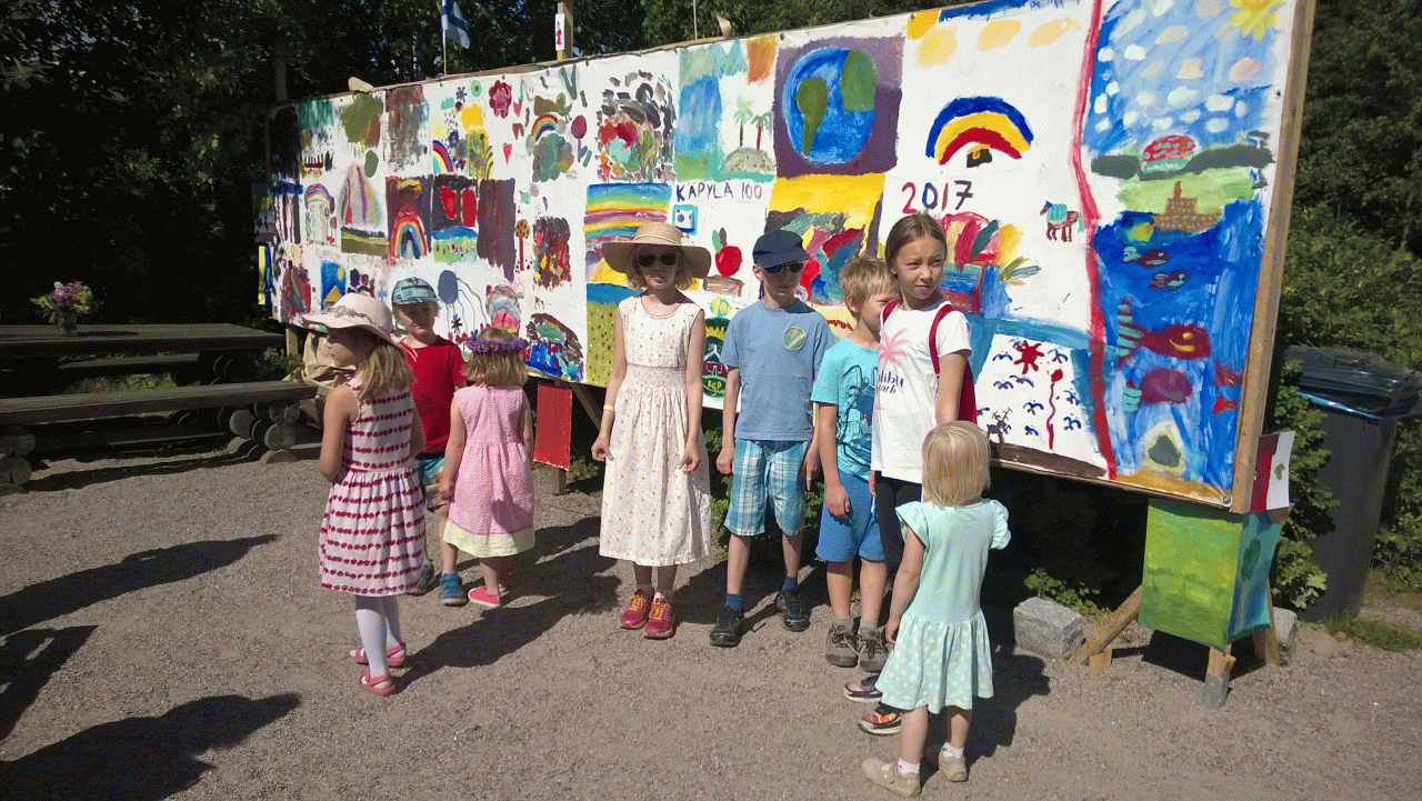 2017 lasten taidekerho lopputyönsä äärellä
