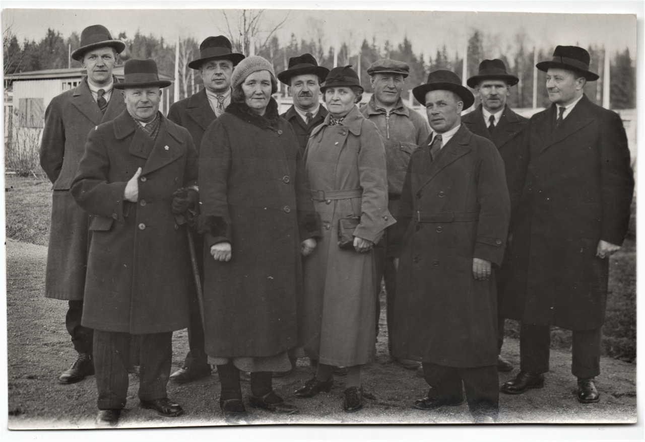 Siirtolapuutarhayhdistyksen toimikunta (hallitus) vakavana 1934