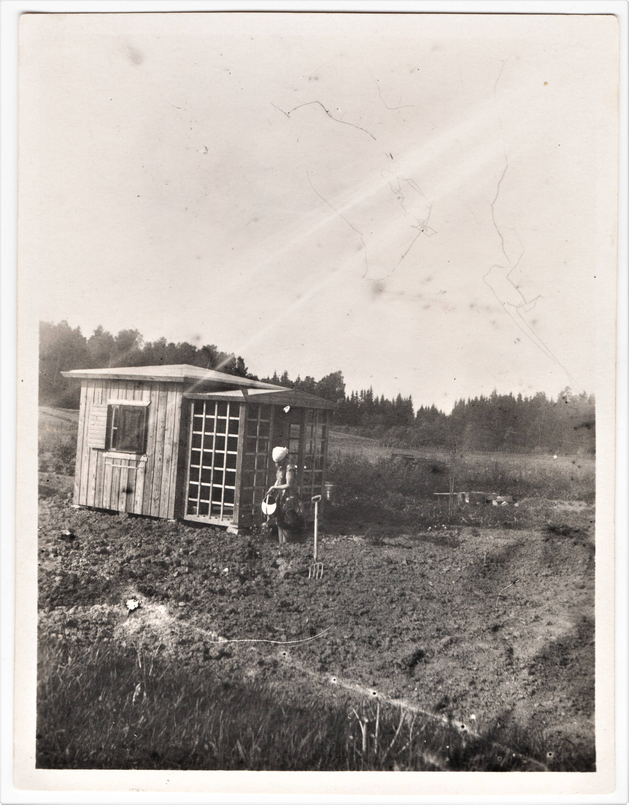 Museomökki valmistuttuaan 1.6.1929. Palstaa kunnostetaan viljelykelpoiseksi, Helsingin kaupunki