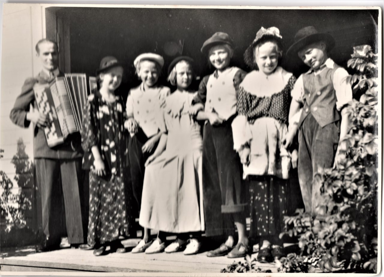 Lapset esiintyvät kesäjuhliisa 1957